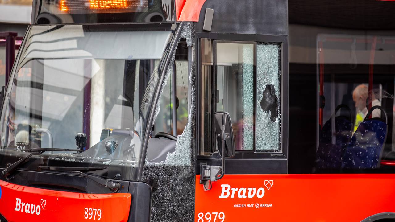 Aan beide kanten van de bus zijn de ramen ingegooid (Foto: SQ Vision/Christian Traets).