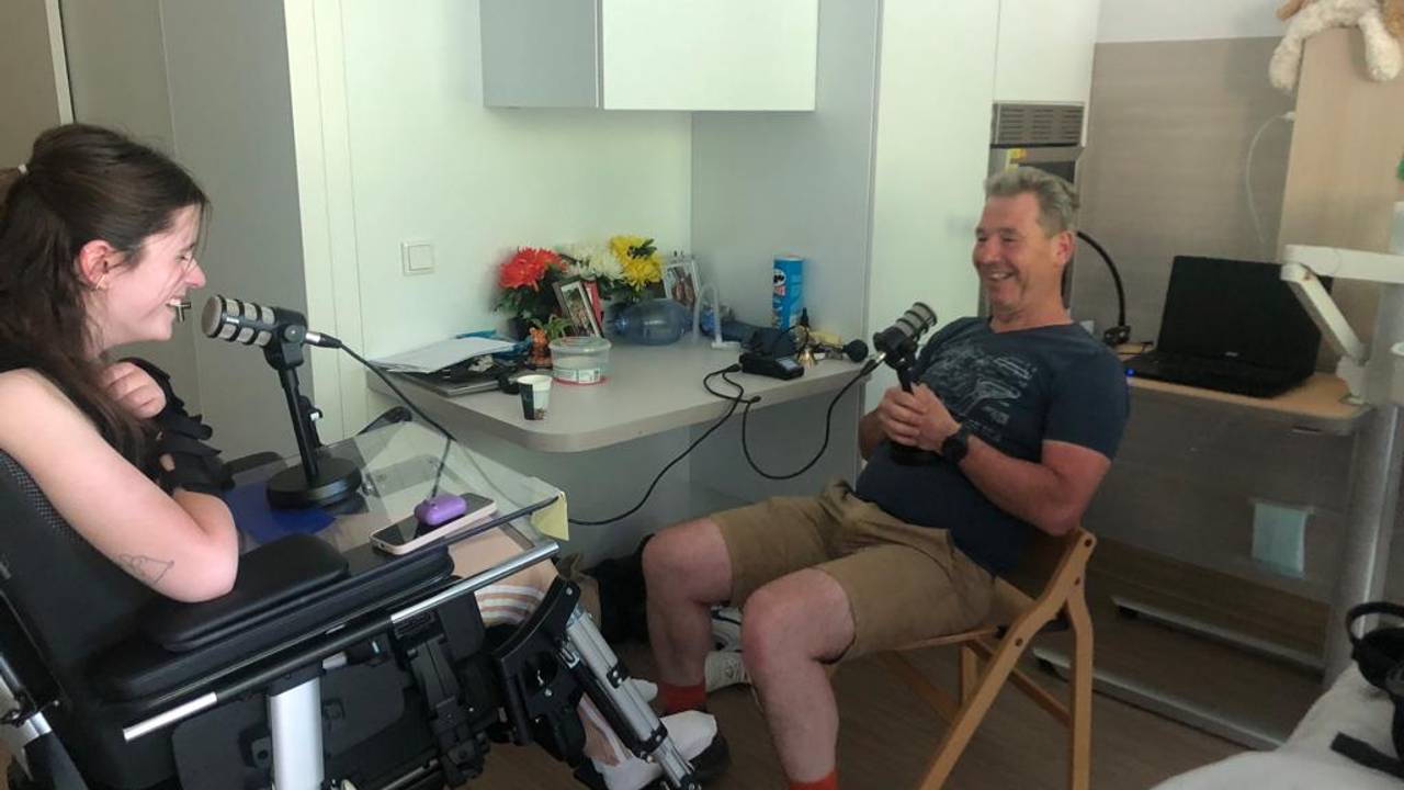 Maartje en haar vader Harrie tijdens opname van de podcast 'Stap voor Stap'