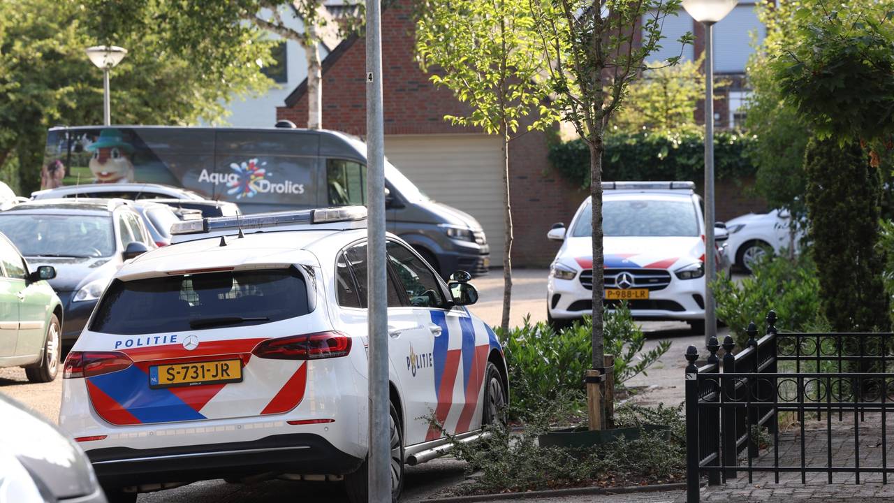 Meerdere politie-auto's kwamen na de overval naar de wijk in Best (foto: SQ Vision/Sander van Gils).