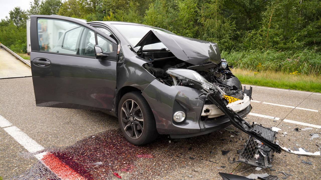 De auto en een spoor aan koelvloeistof (foto: Harrie Grijseels/SQ Vision.