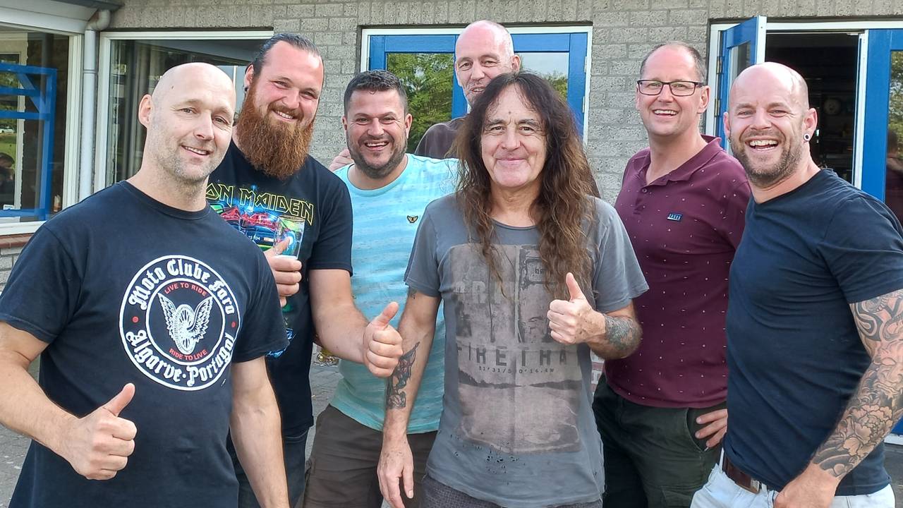 Wout (links) met bassist Steve van Iron Maiden in het midden (privéfoto)