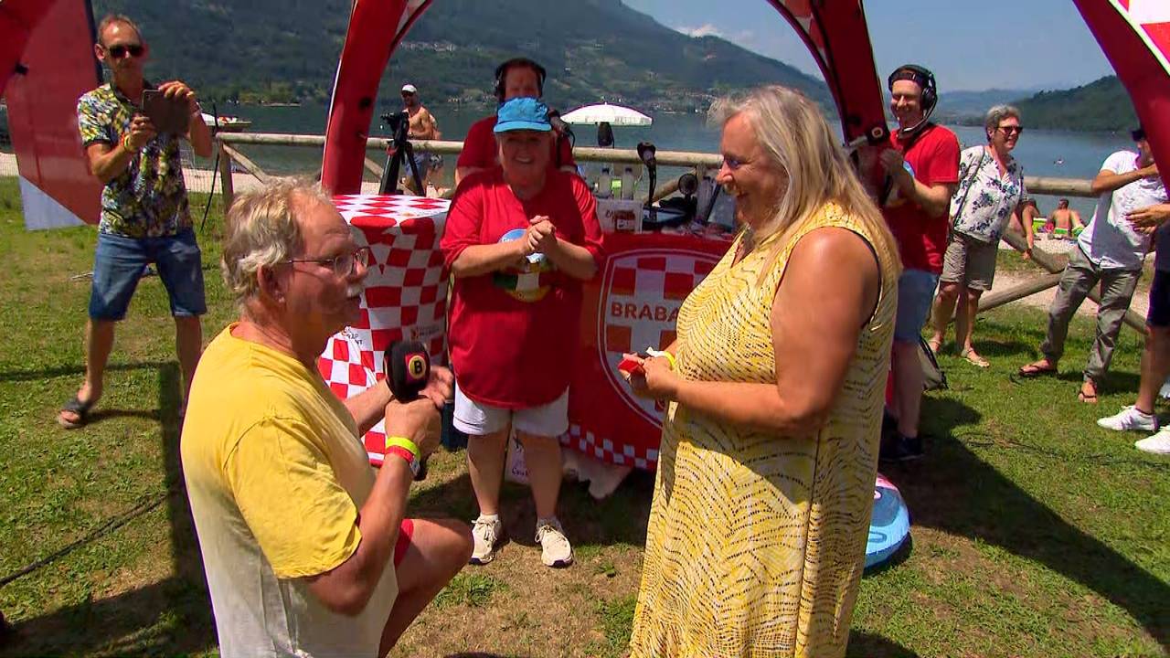 Aard ging op één knie tijdens de jubileumuitzending in Italië