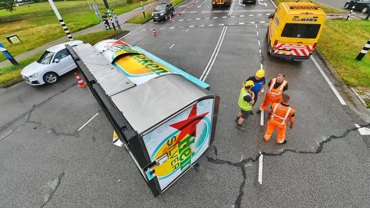 Gekantelde Heinekentank op de N2 (Foto: SQ Vision / Rico Vogels)