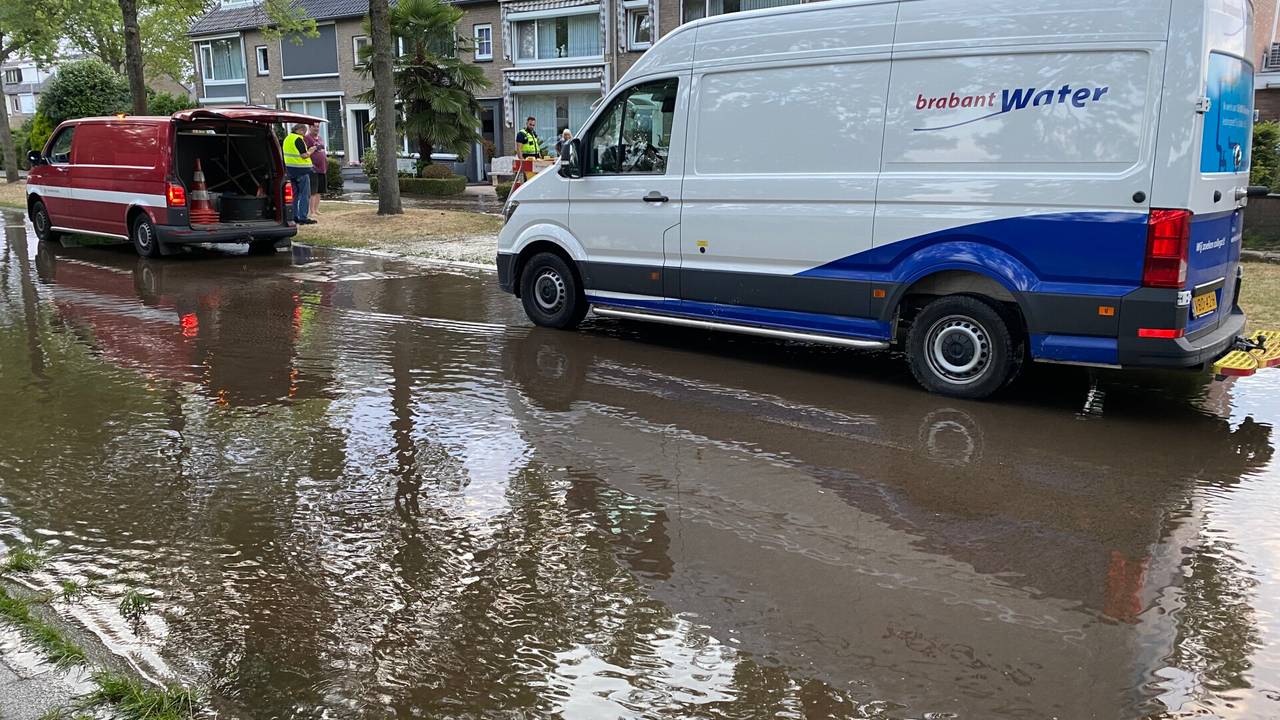 Wateroverlast nadat leiding is gesprongen (foto: Perry Roovers / SQ Vision).