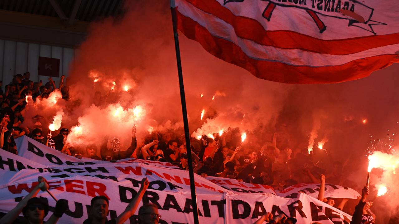 PSV-supporters in mei in het stadion van AZ. (Foto: ANP).