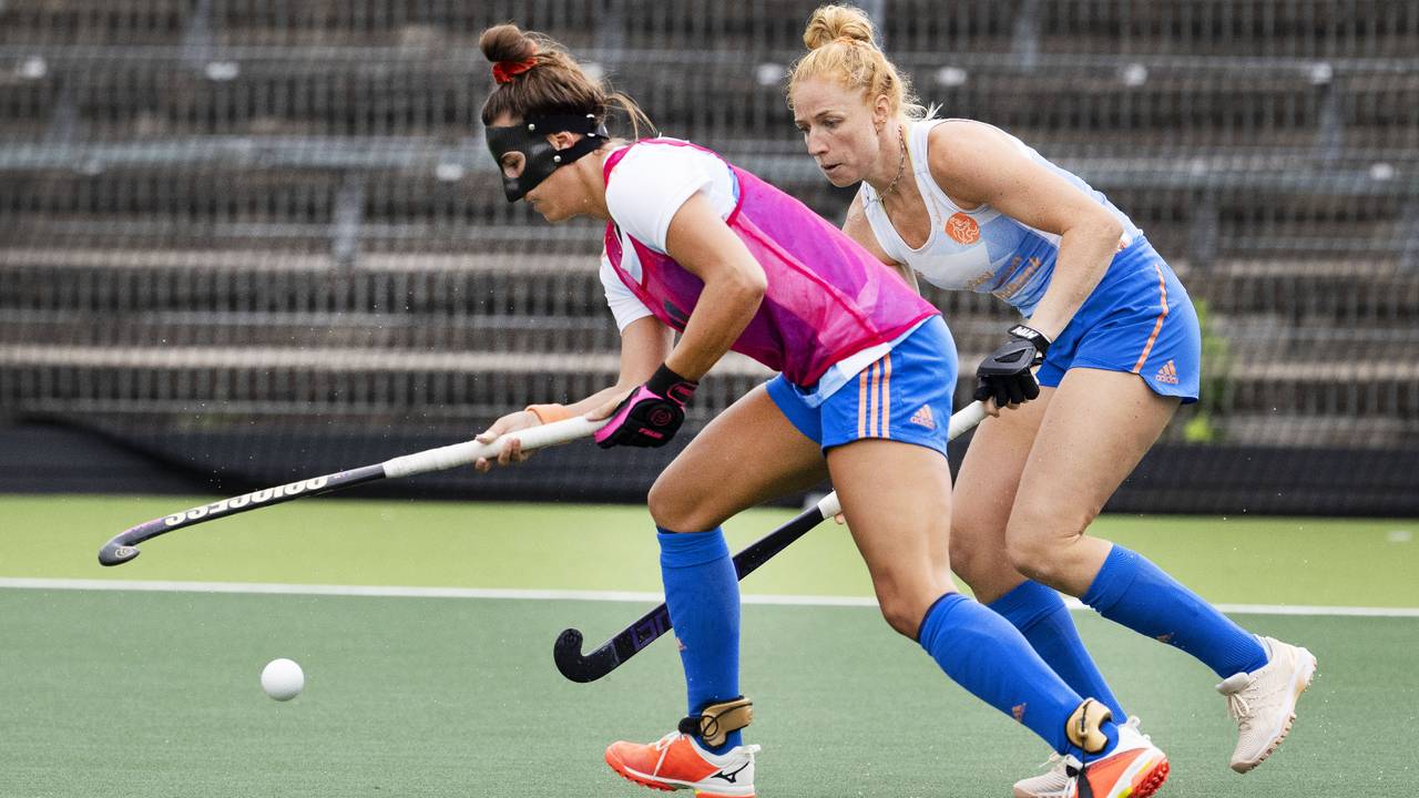 Margot van Geffen (rechts) op de training van Oranje. (Foto: Olaf Kraak, ANP)