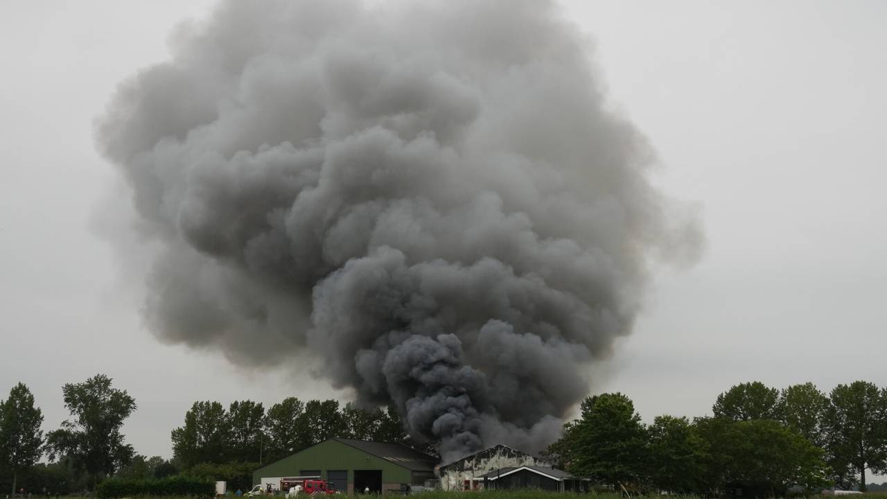 Er is een stalbrand in Drongelen (foto: Iwan van Dun/SQ Vsion).