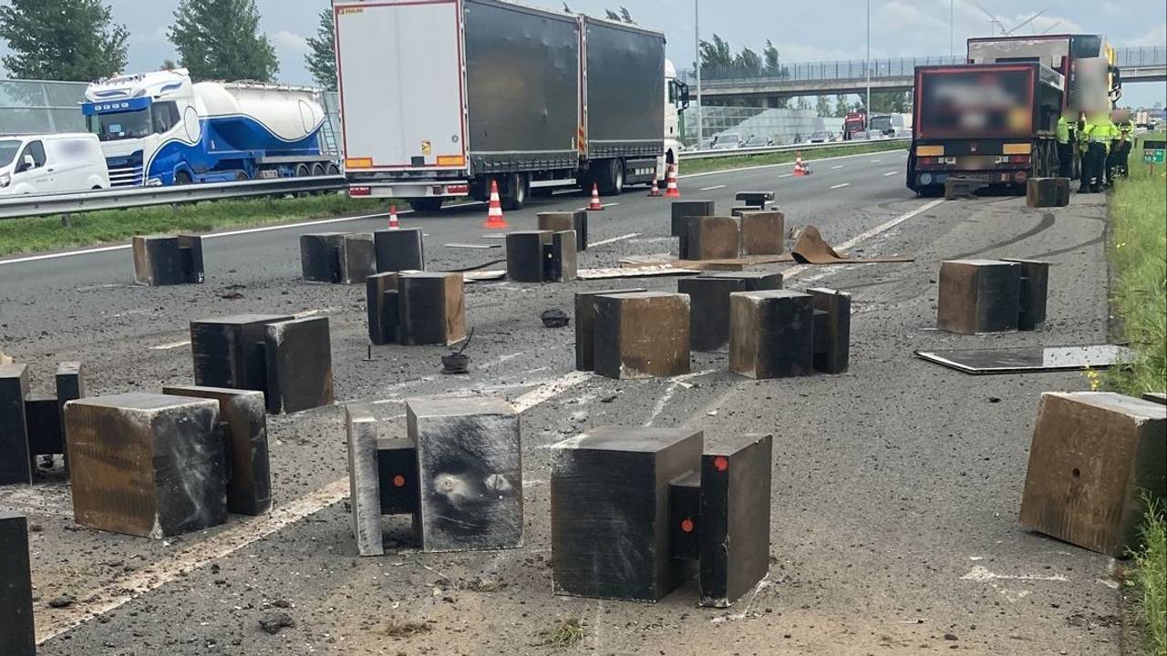 Des blocs de béton sont tombés d’un camion sur l’A16, des heures d’embouteillage vers Breda