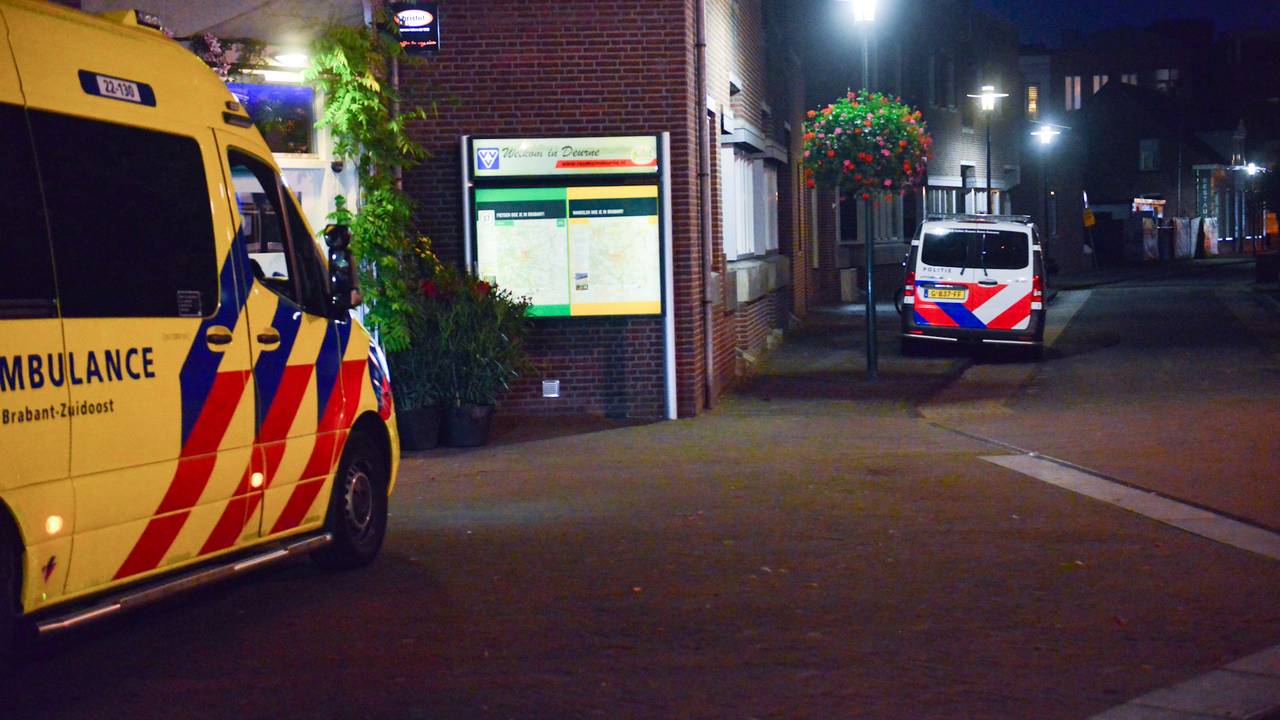 De ambulance voor het appartementencomplex in Deurne