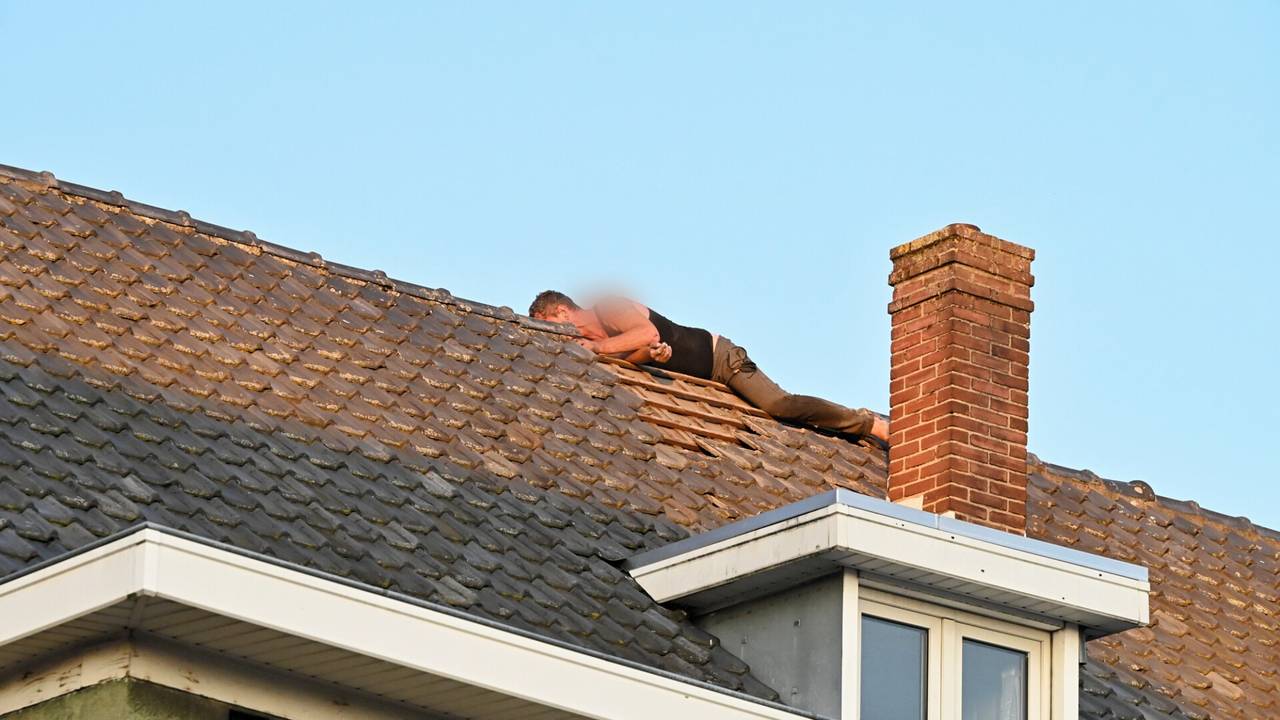 Man on Roof in Tilburg Falls and is Injured, Police Arrest Team Attempts to Help