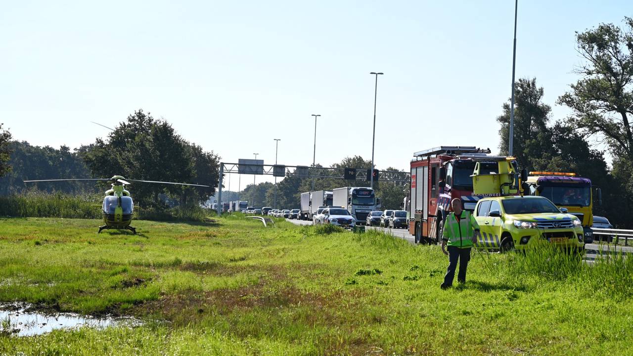 Lange file op de A58 na ongeluk en vrachtwagen met pech.