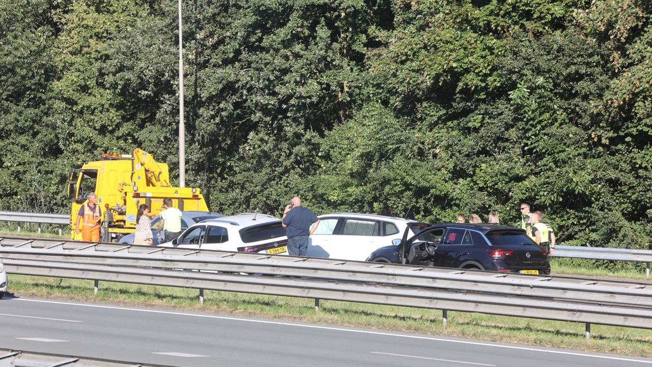 Hulpverleners later bij ongeluk omdat bestuurders over vluchtstrook rijden.
