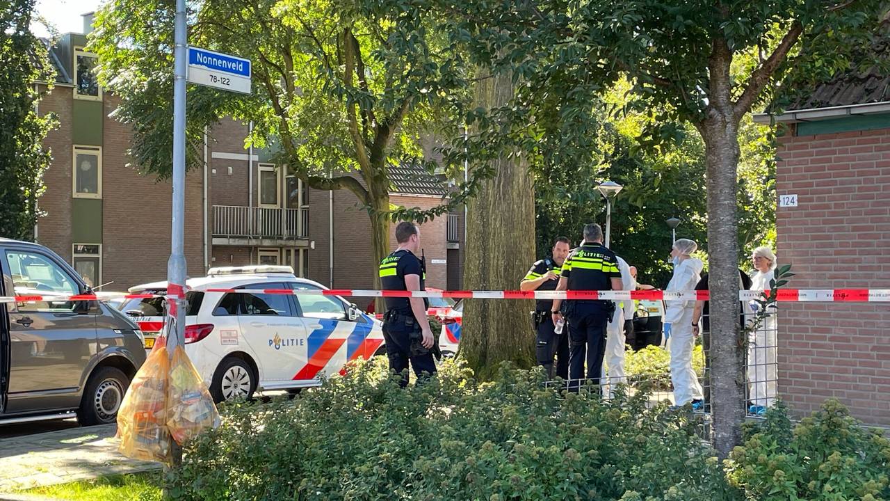De politie zette voor het onderzoek een deel van de omgeving af (foto: Marco van den Broek/SQ Vision).