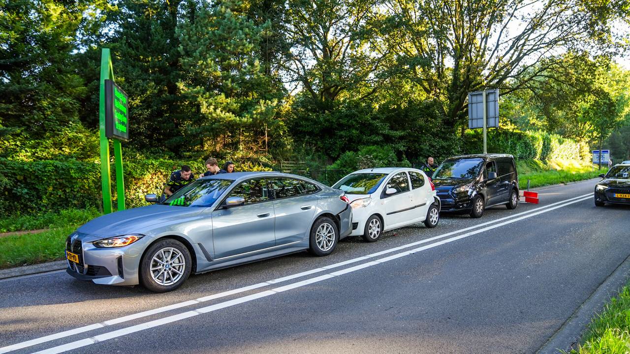 Drie auto's op elkaar in Geldrop (foto: Dave Hendriks / SQ Vision)