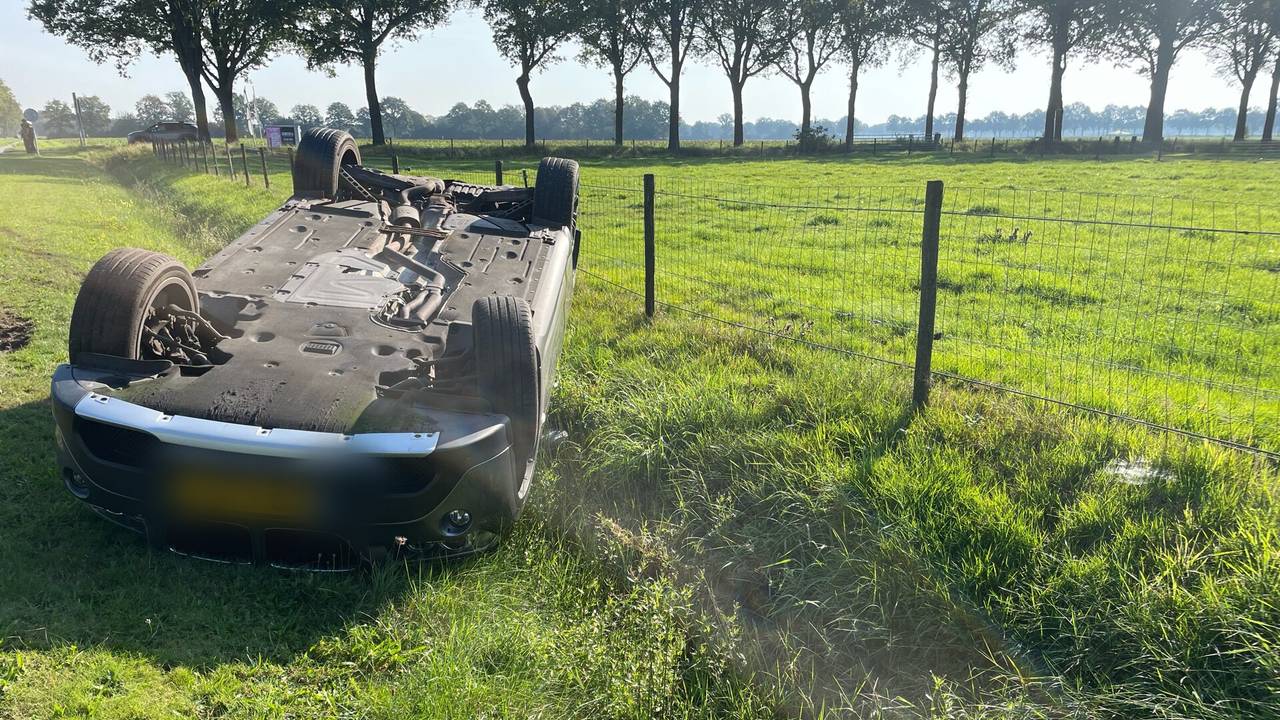 Auto met jonge kinderen belandt op zn kop na botsing.