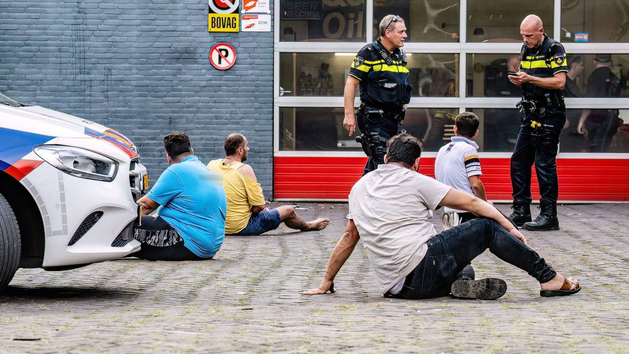 De vier mannen moesten mee met de politie (foto: Jack Brekelmans / SQ Vision). 
