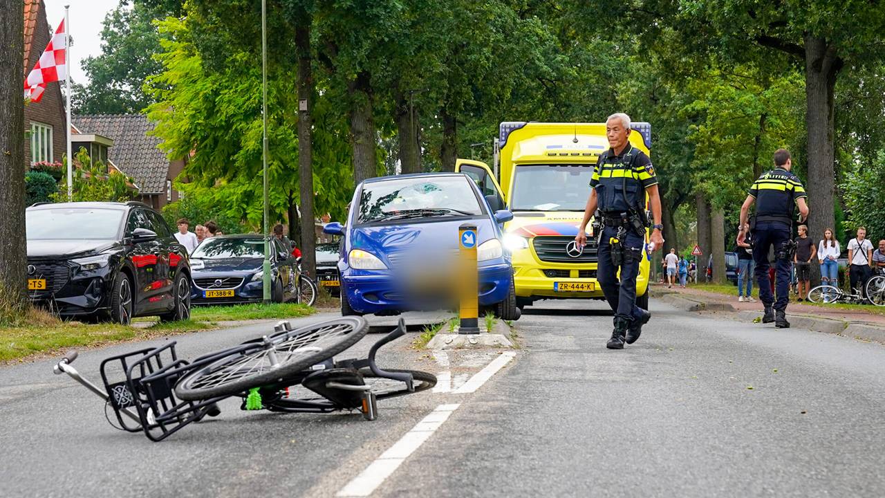 Fietser gewond na aanrijding (foto: Jurgen Versteeg / SQ Vision).
