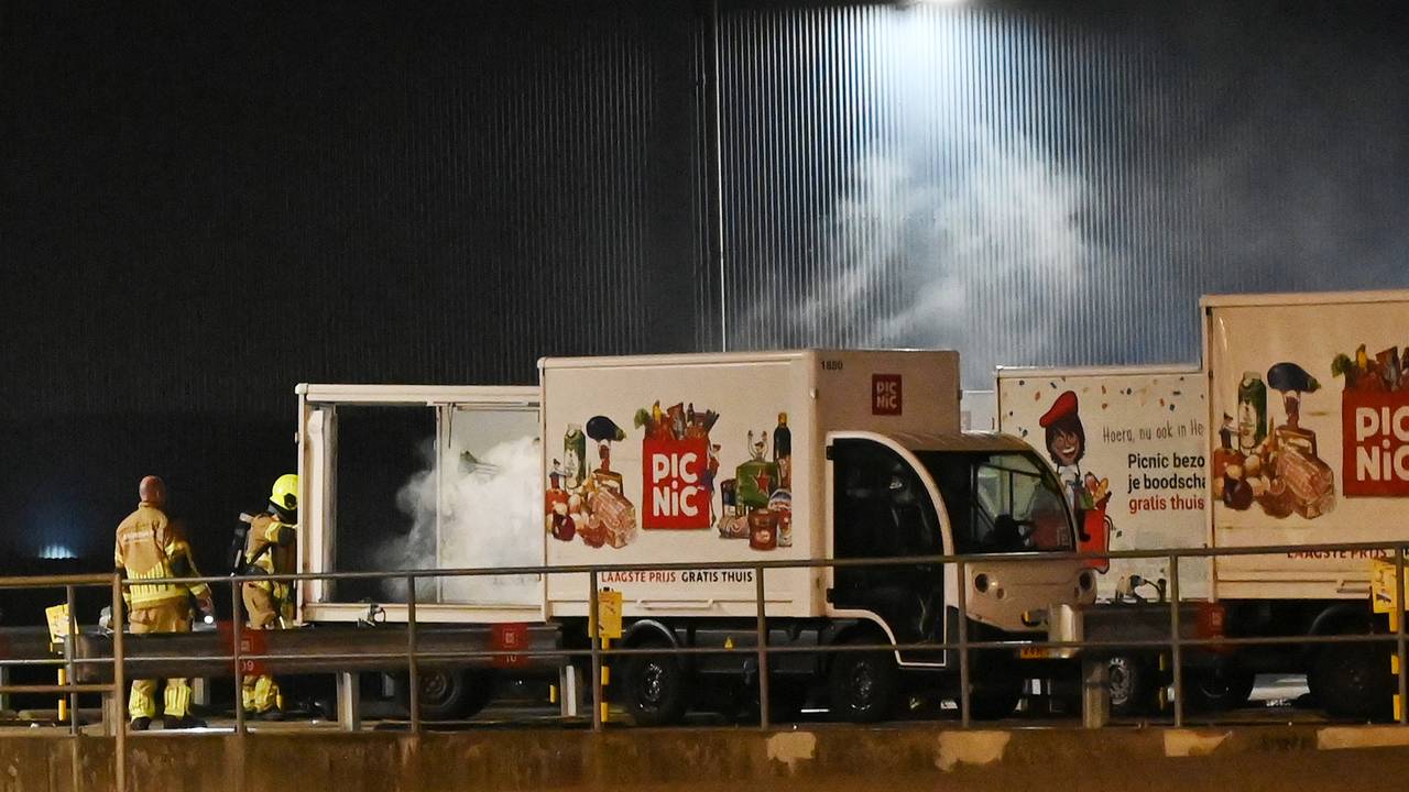 Brand in bezorgwagen van Picnic (Foto: Perry Roovers/SQ Vision))