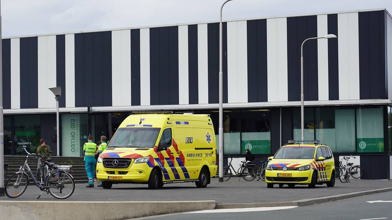 Ambulance is ter plaatse bij een steekpartij in de Jumbo Foodmarkt (Foto: Jeroen Stuve/SQ Vision) 