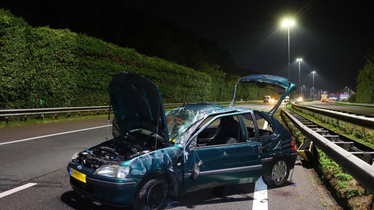 Auto slaat meerdere keren over de kop na botsing op A59, vier zwaargewonden.