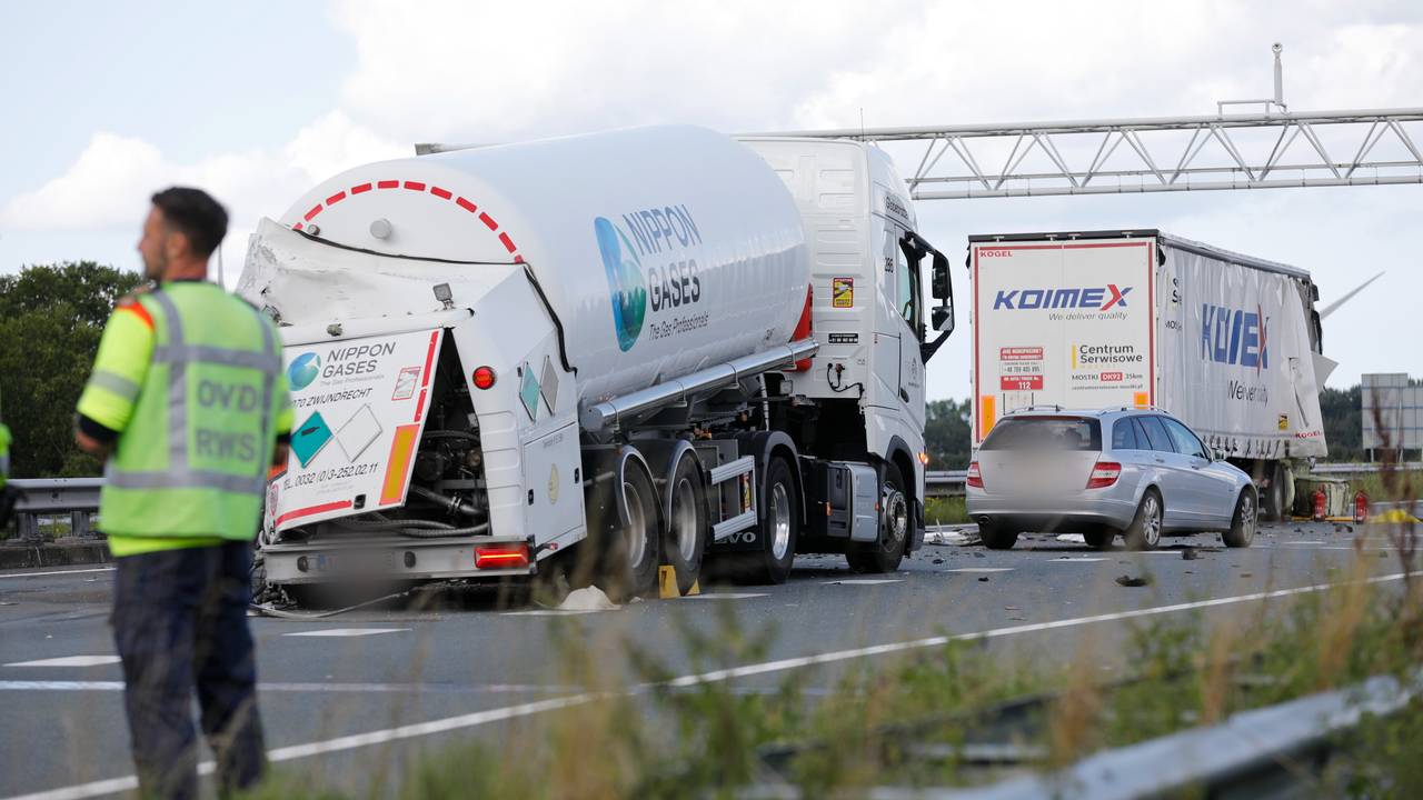 A29 nog tot vijf uur dicht na zwaar ongeluk bij Willemstad.