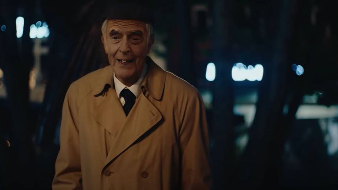 Frits Philips loopt door 'zijn stad' en zag dat het goed was (foto: YouTube/Philips).