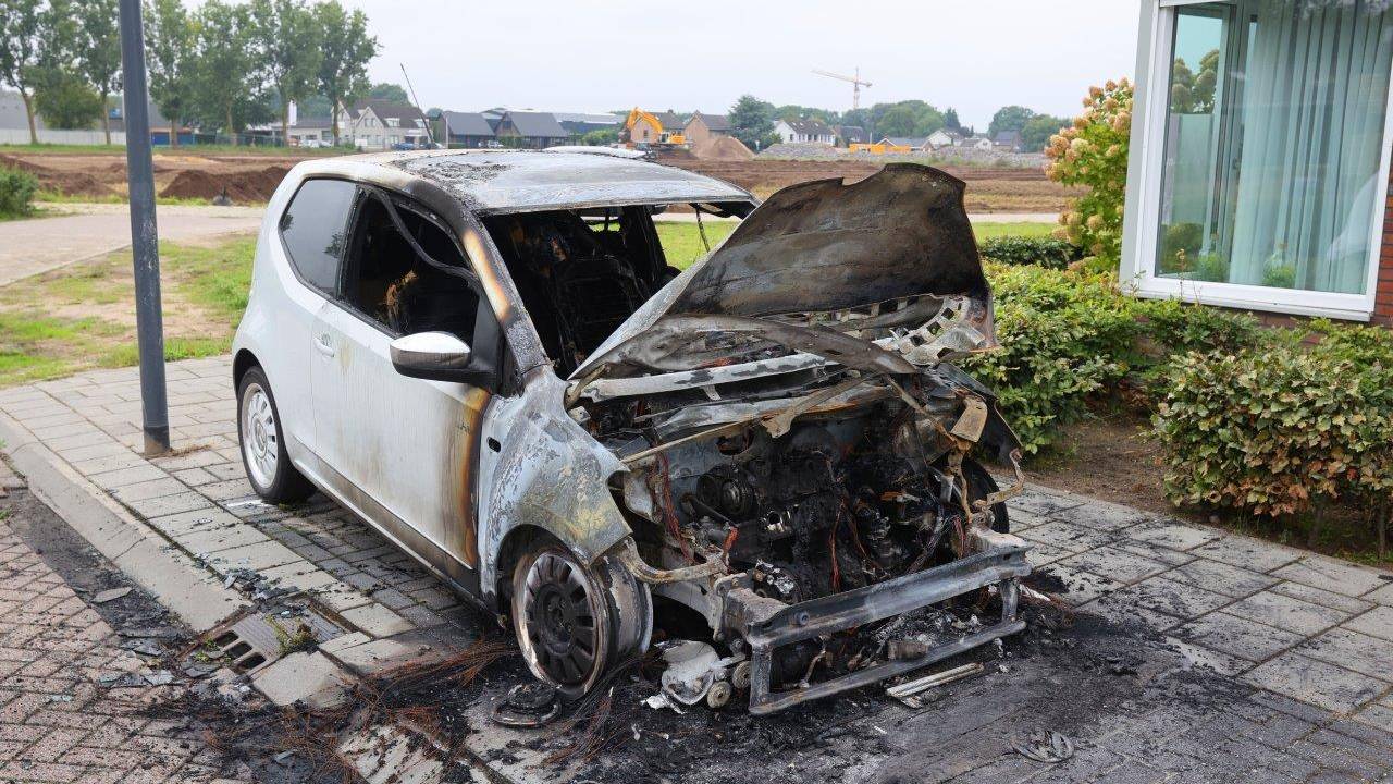 De auto aan de Akkerpolei in Nuland vatte vlam en was niet meer te redden