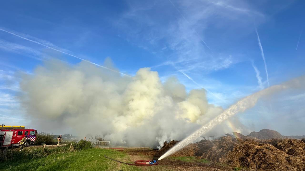 Enorme witte rookwolk komt vrij bij de brand (foto: Bart Meesters/SQ Vision).