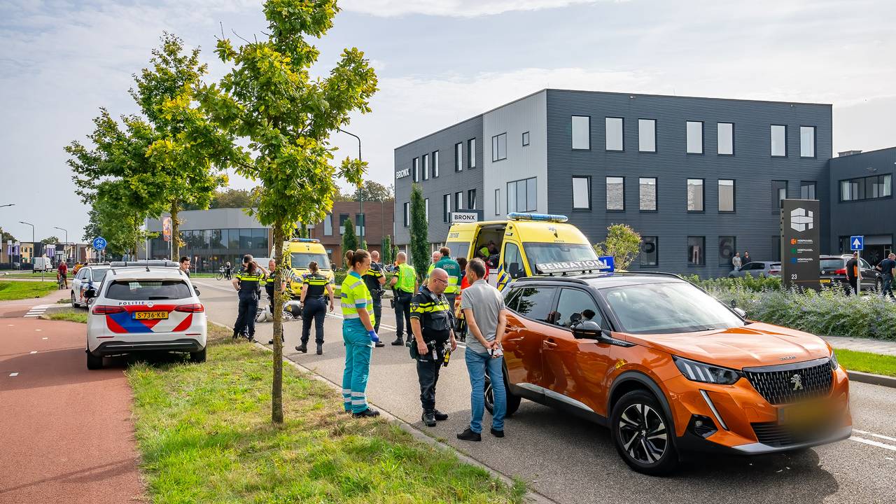 Scooterrijder zwaargewond na botsing met lesauto.