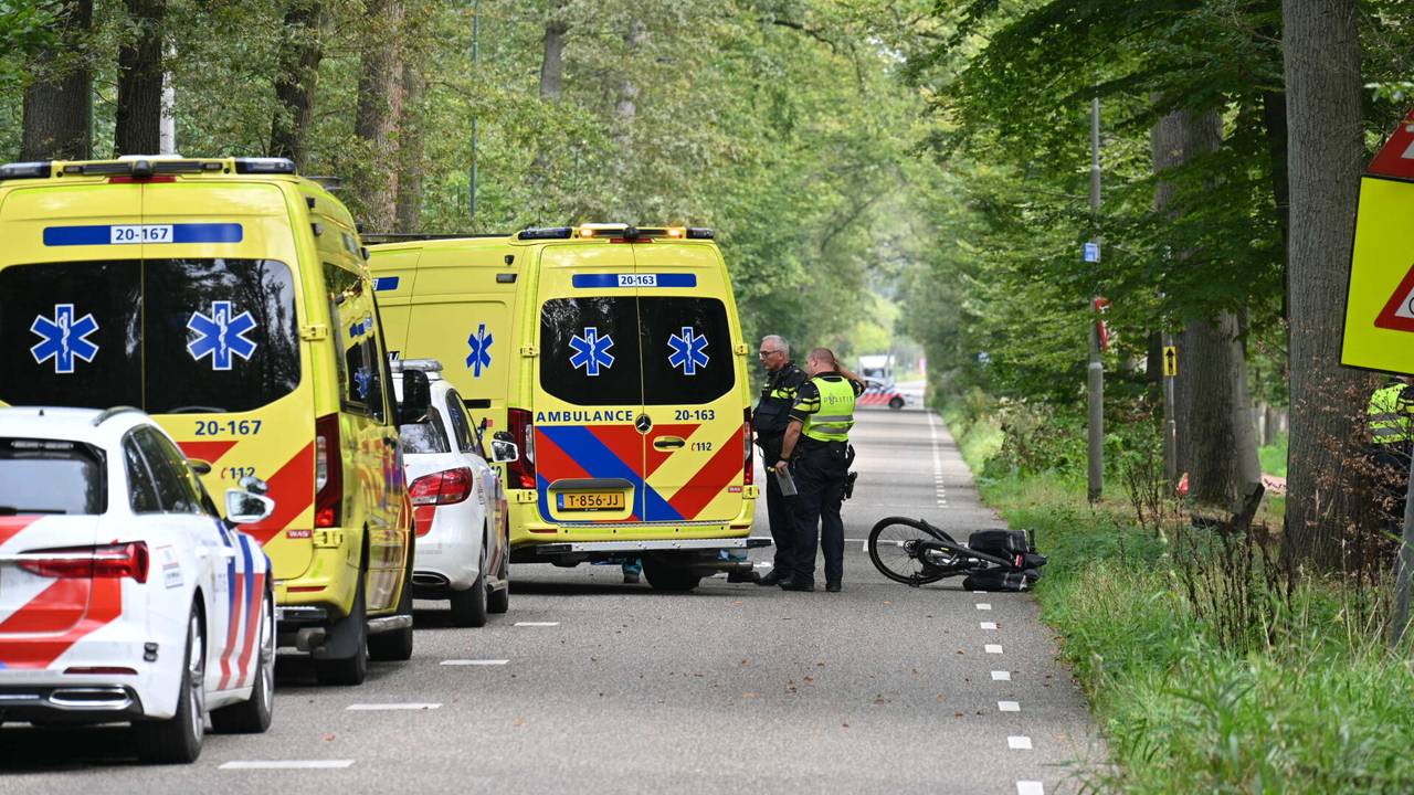 Fietser raakt ernstig gewond na botsing met motor.