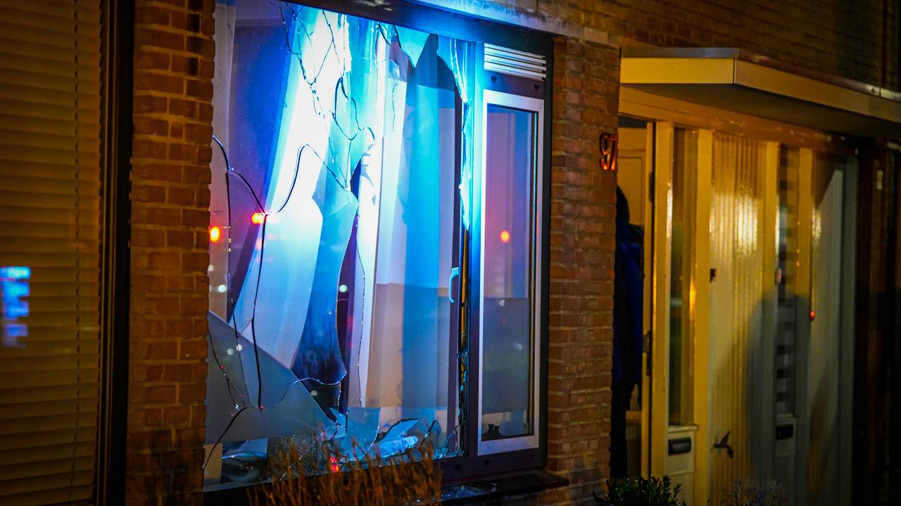 Het huis in Eindhoven waar vannacht een explosief afging (Foto: SQ Vision).