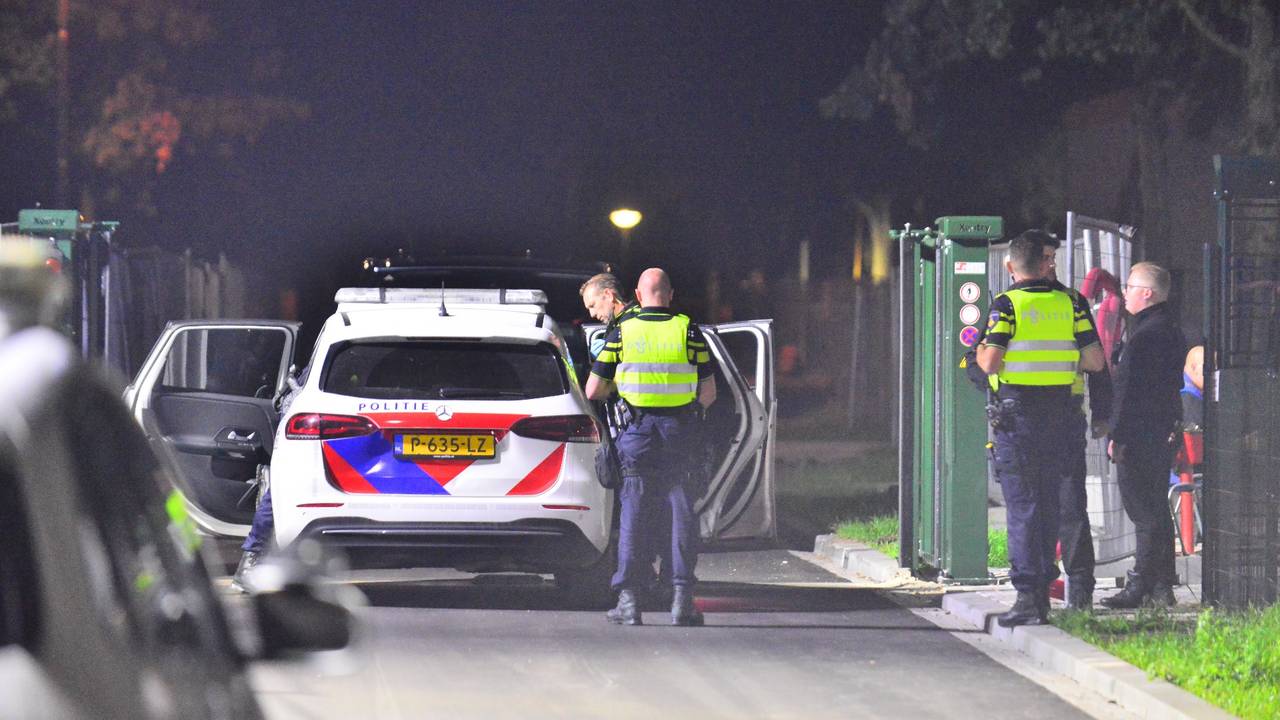 Politie bij het azc in Budel na de steekpartij van vrijdagnacht (foto: Johan Bloemers/SQ Vision).