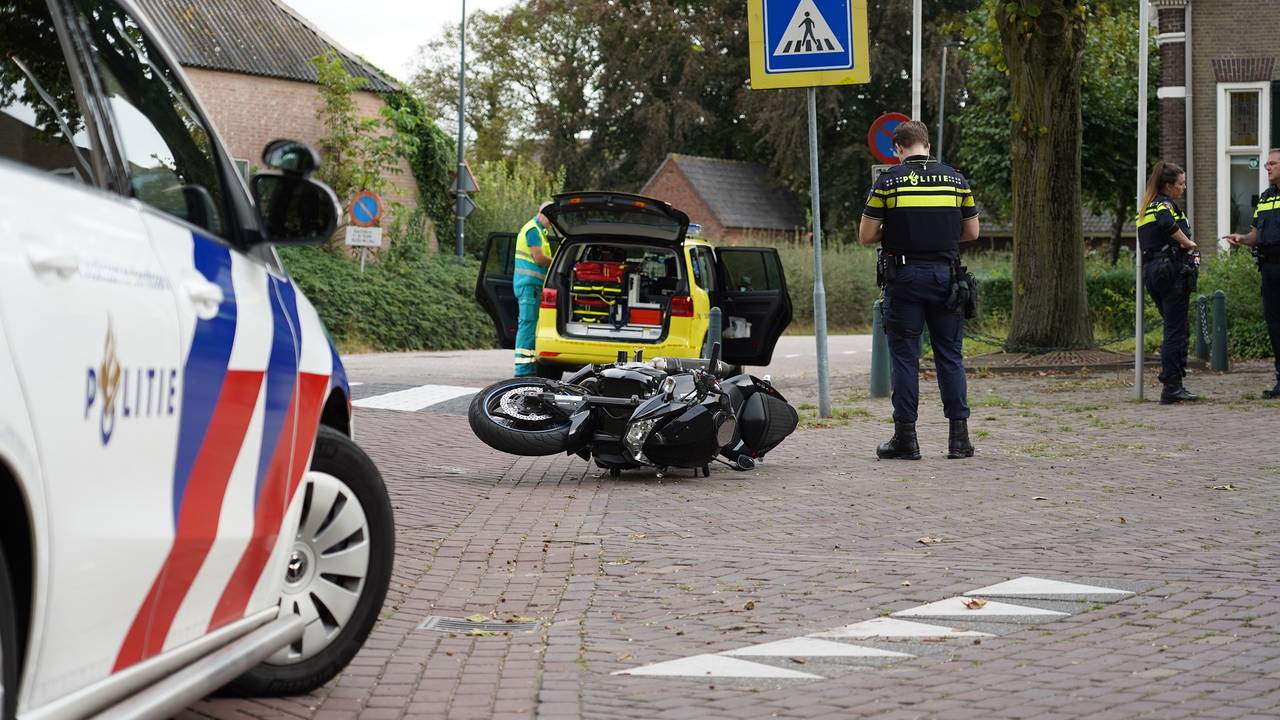 motorrijder naar ziekenhuis • aanrijding met politieauto.