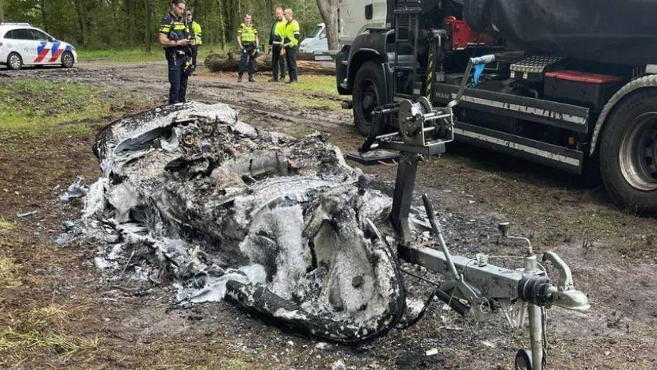 De speedboot brandde volledig uit (foto: Valkenswaard24.nl)