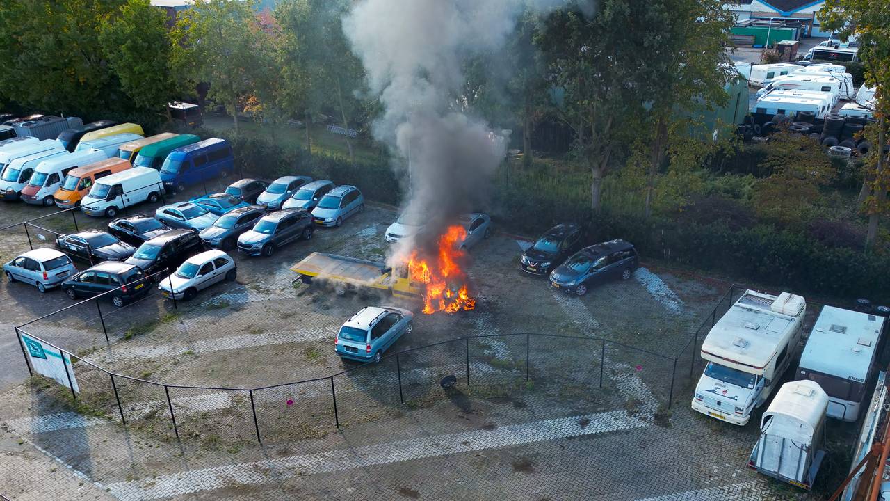 Autotransporter in brand in Drunen (foto: Iwan van Dun/SQ Vision).