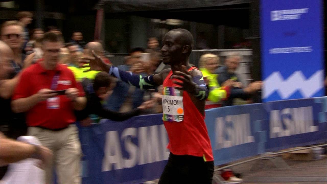 Kenneth Kipkemoi komt over de finish.