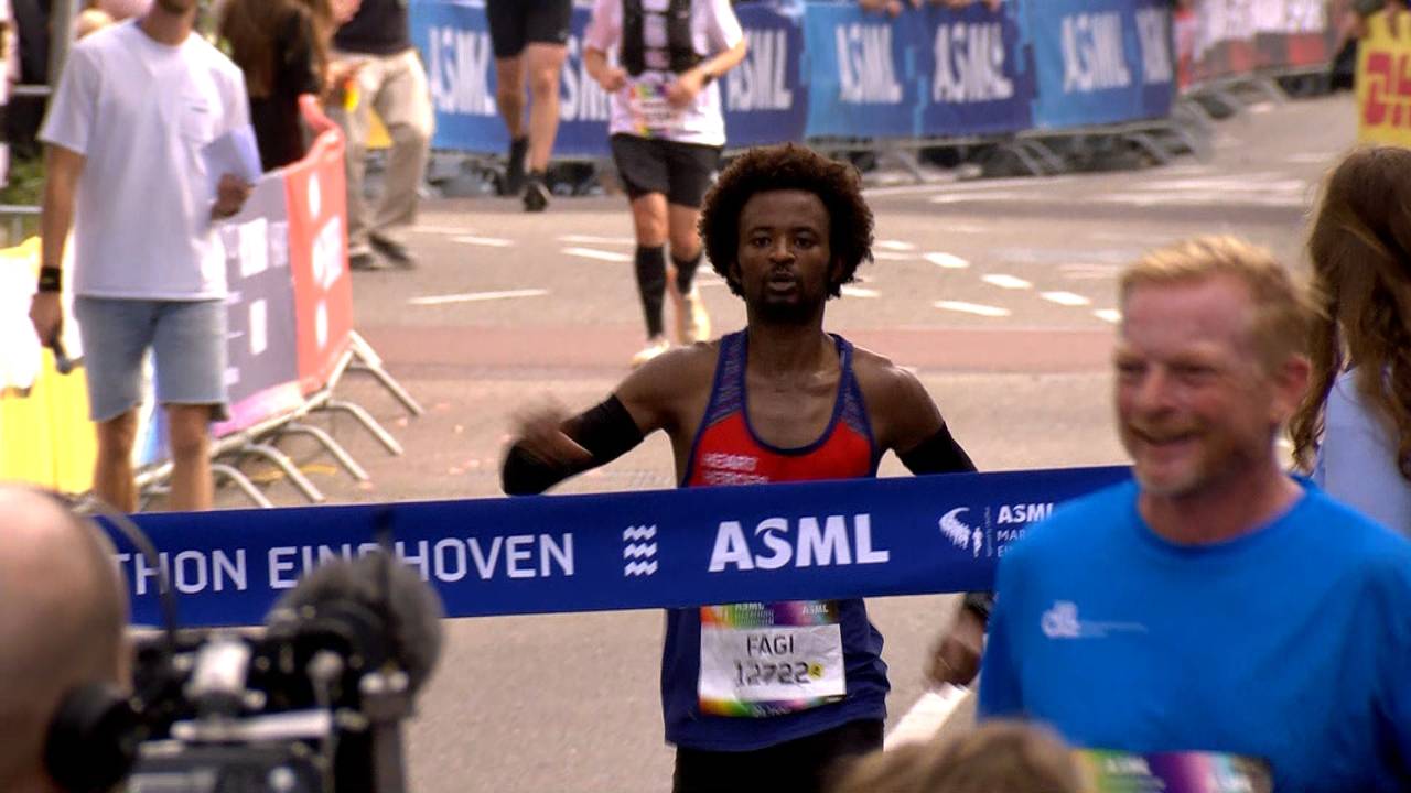 Daniel Fagi komt over de finish.