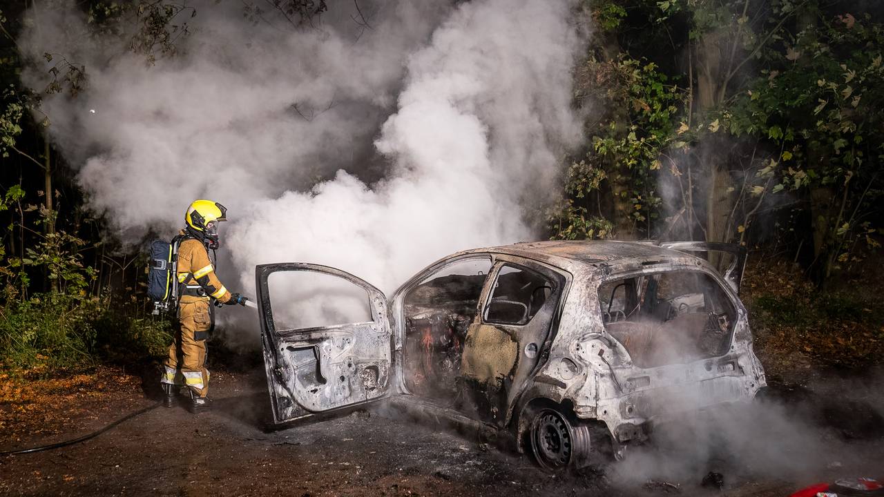 Auto gaat in vlammen op in Vlijmen (foto: Iwan van Dun / SQ Vision).