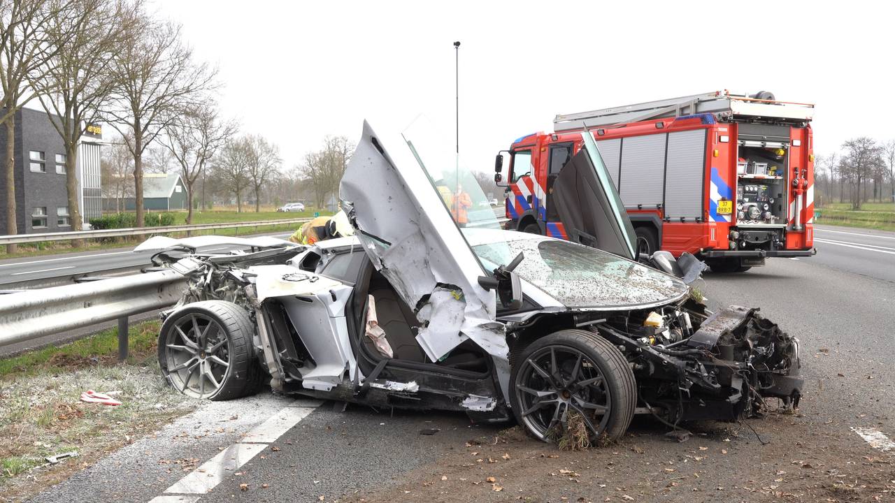 De Lamborghini na de crash op de A28 (foto: ANP).