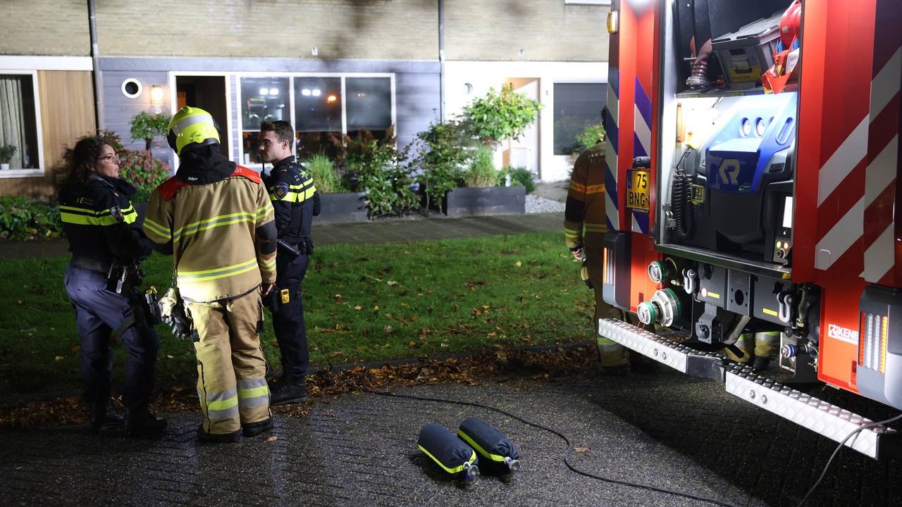 De brandweer zondag bij het huis van Sven. (foto: Sander van Gils / SQ Vision)