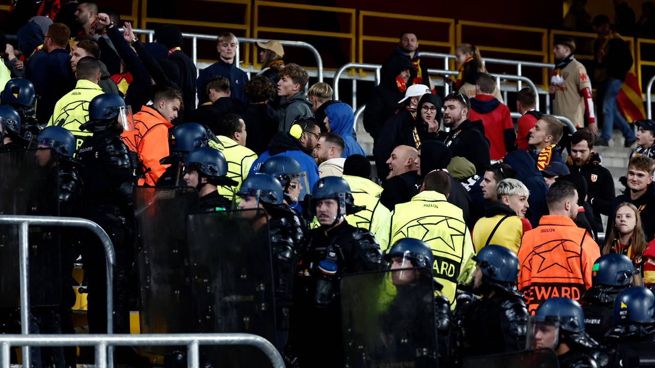 De mobiele eenheid op de tribune in Lens (foto: via ANP).