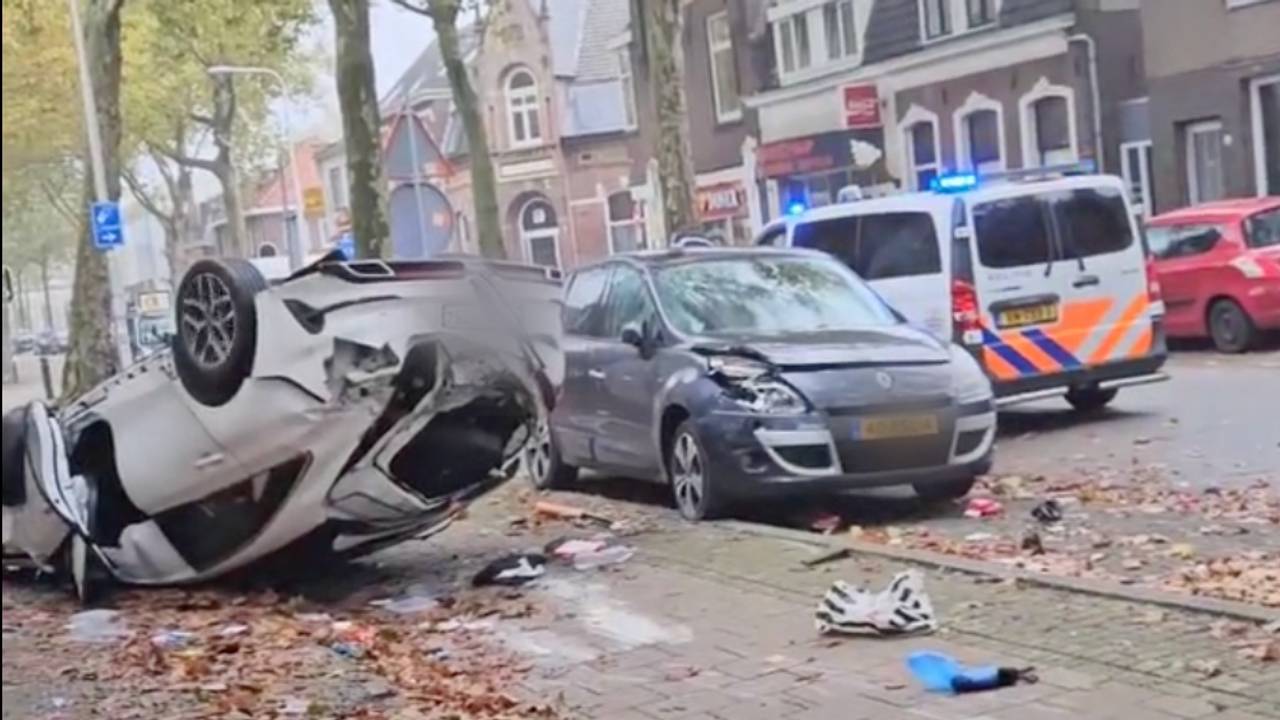Hevige botsing in Tilburg: auto op de kop op fietspad.