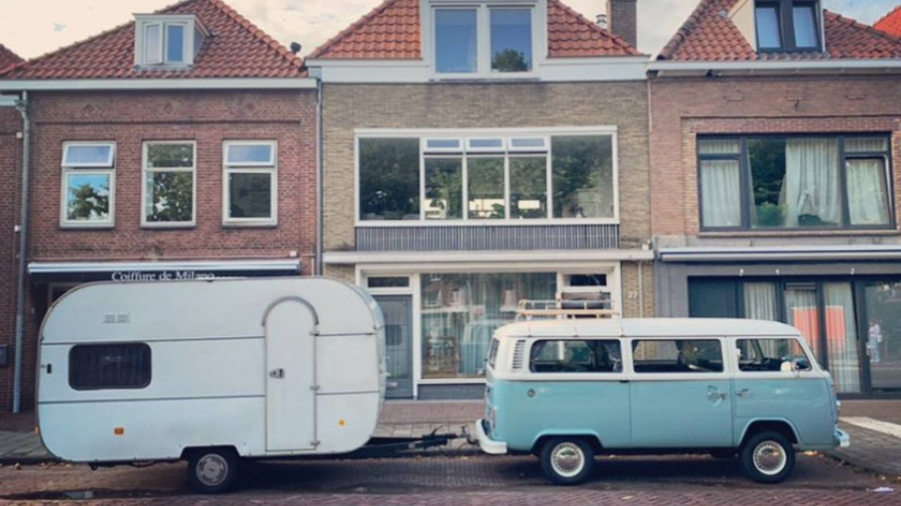 De caravan met de Volkswagenbus. (Foto: Frank Sins)