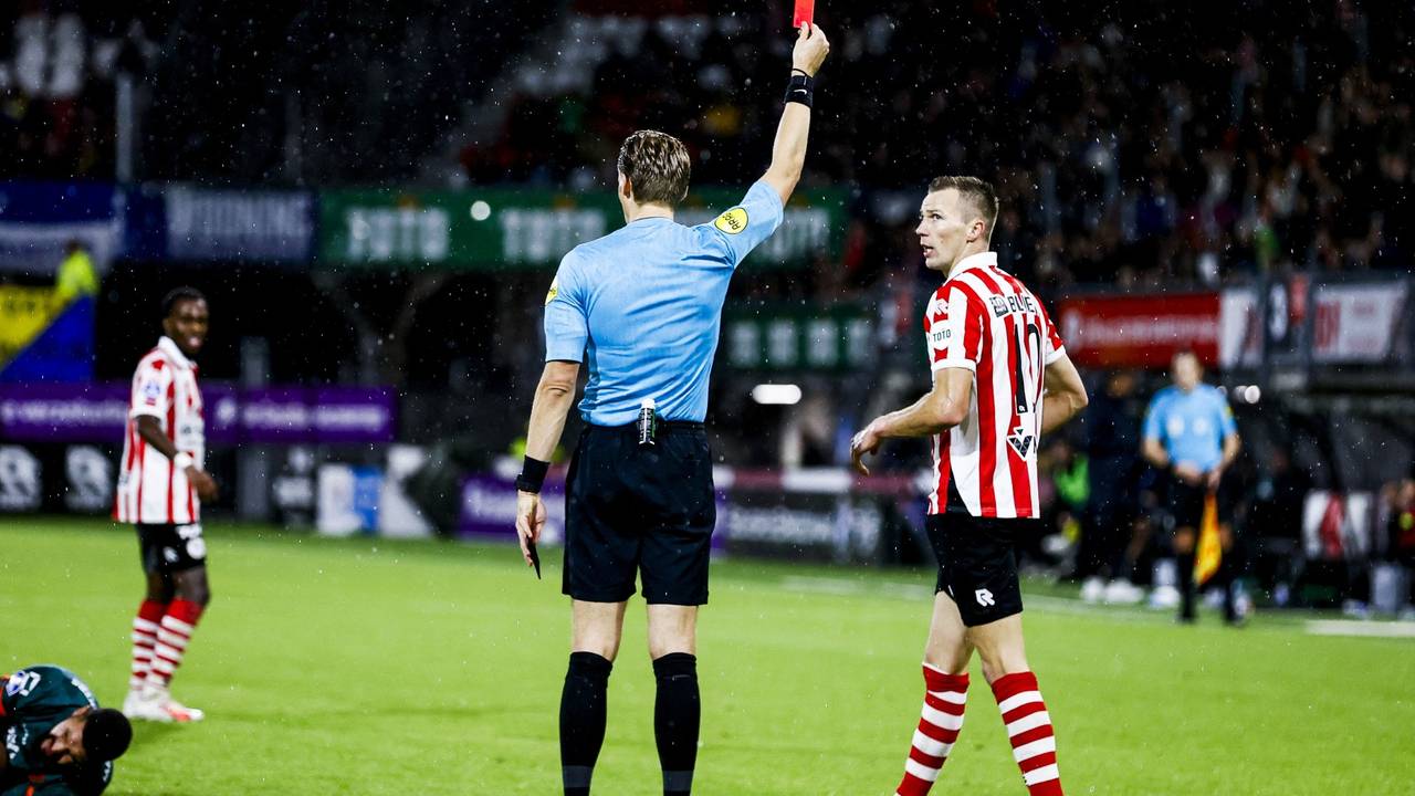 Scheidsrechter Sander van der Eijk geeft Arno Verschueren van Sparta een rode kaart. (foto: ANP)