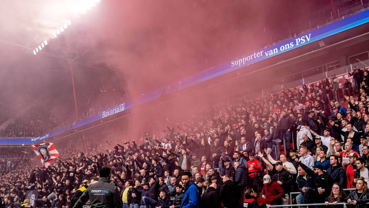 Het publiek aan het einde van de wedstrijd zondag (foto: ANP).
