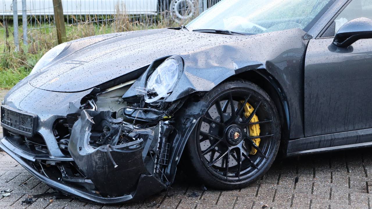 Dure Porsche zwaar beschadigd bij frontale botsing.