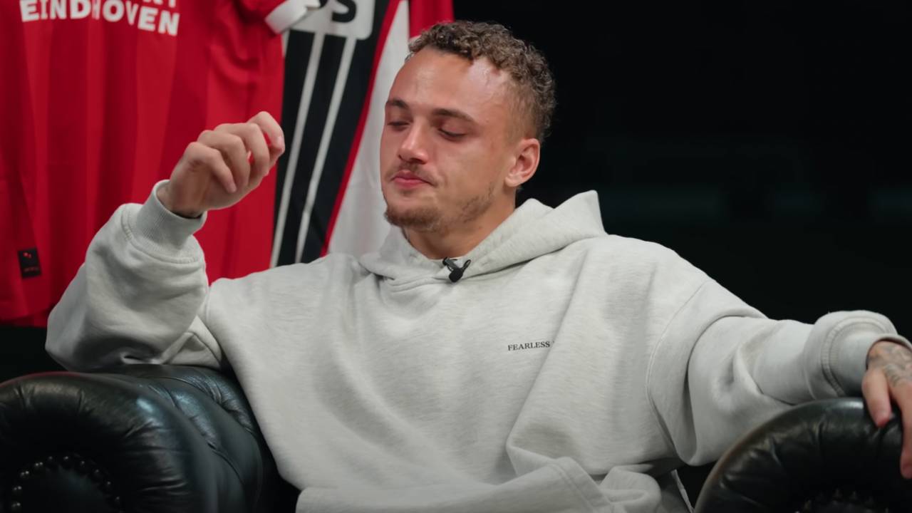 Noa Lang met tranen in zijn ogen (foto: PSV).