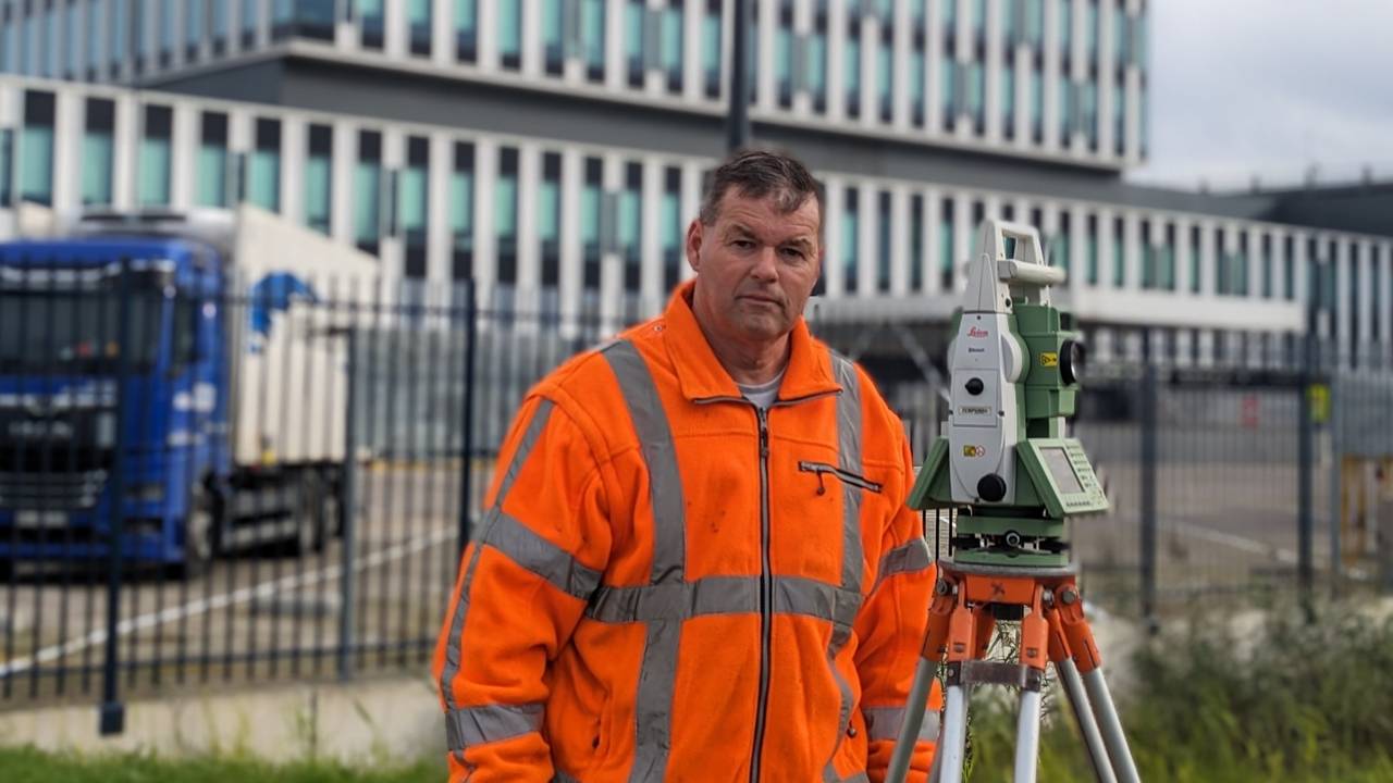 Leon van Velsum op de plek waar het huis van zijn ouders stond (foto: Ferenc Triki)