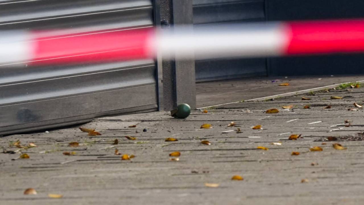 De mogelijke handgranaat voor de deur van de coffeeshop (foto: Dave Hendriks / SQ Vision).