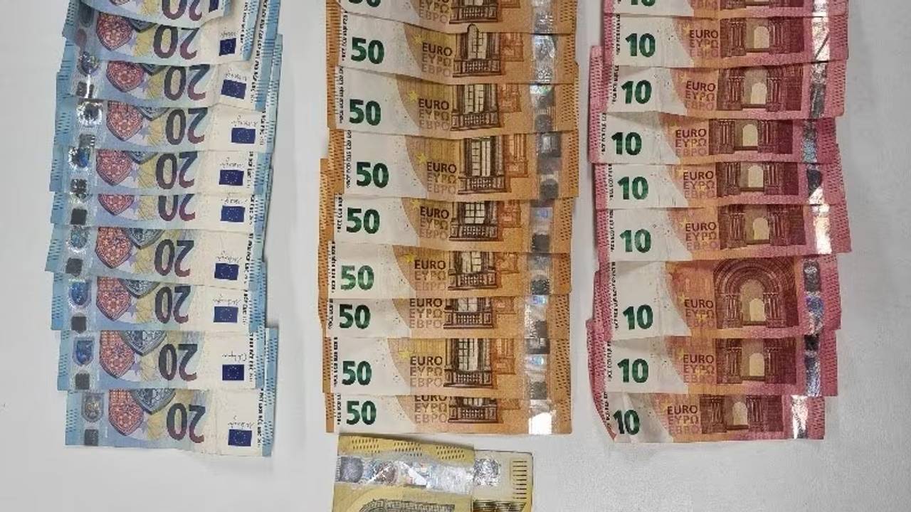 Het geld dat in beslag is genomen van de drugsdealer in Tilburg (foto: politie.nl)